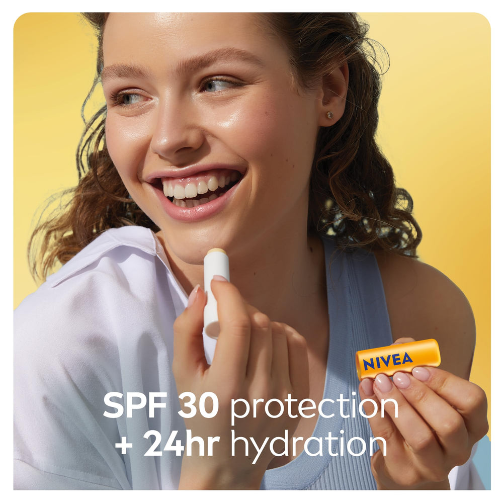 NIVEA Baume lèvres SPF30 application quotidienne, texture douce et facile à appliquer.