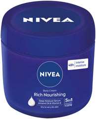 Texture veloutée de la crème NIVEA pour une application quotidienne et douceur.