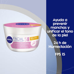 Texture légère et absorption rapide de NIVEA Éclaircissant Naturel.