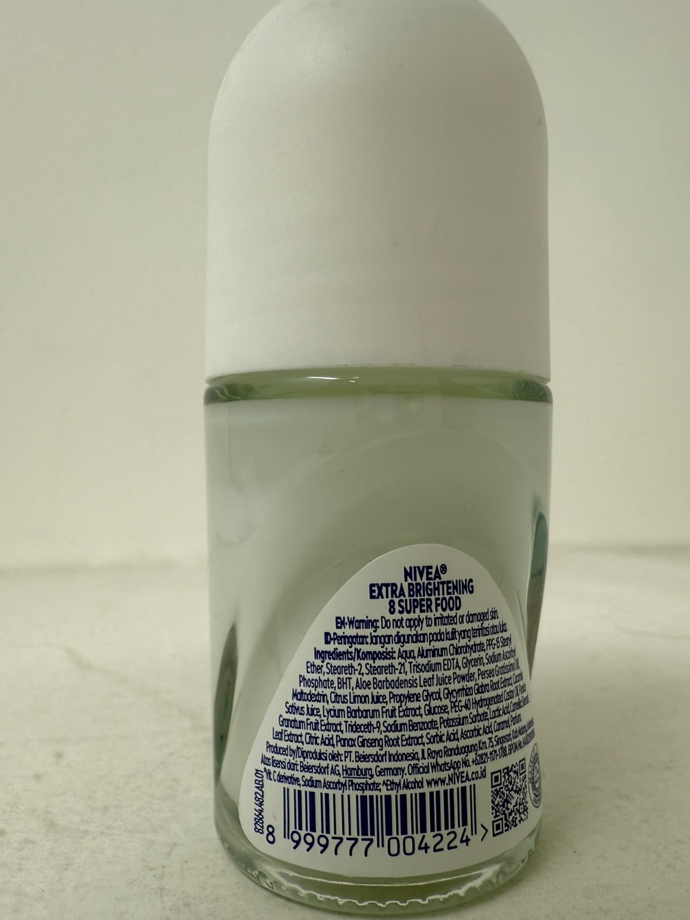 Morning routine with NIVEA roll-on deodorant for all-day odor protection