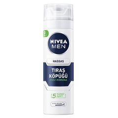 NIVEA MEN Mousse rasage peau-sensible pour un passage doux.