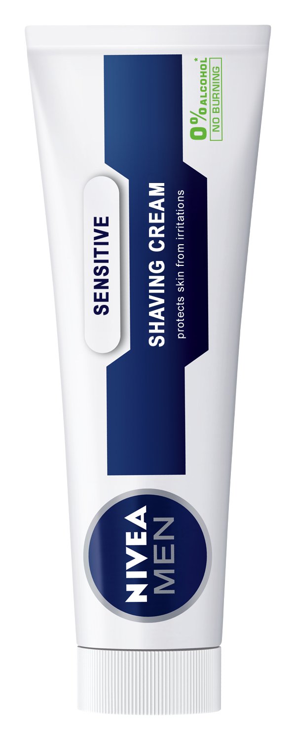 Texture onctueuse de NIVEA MEN Sensitive, mousse facile et peau hydratée.