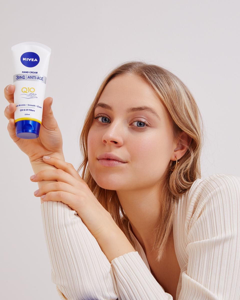 Massage de la Crème Mains NIVEA Q10 sur la main, douceur visible.
