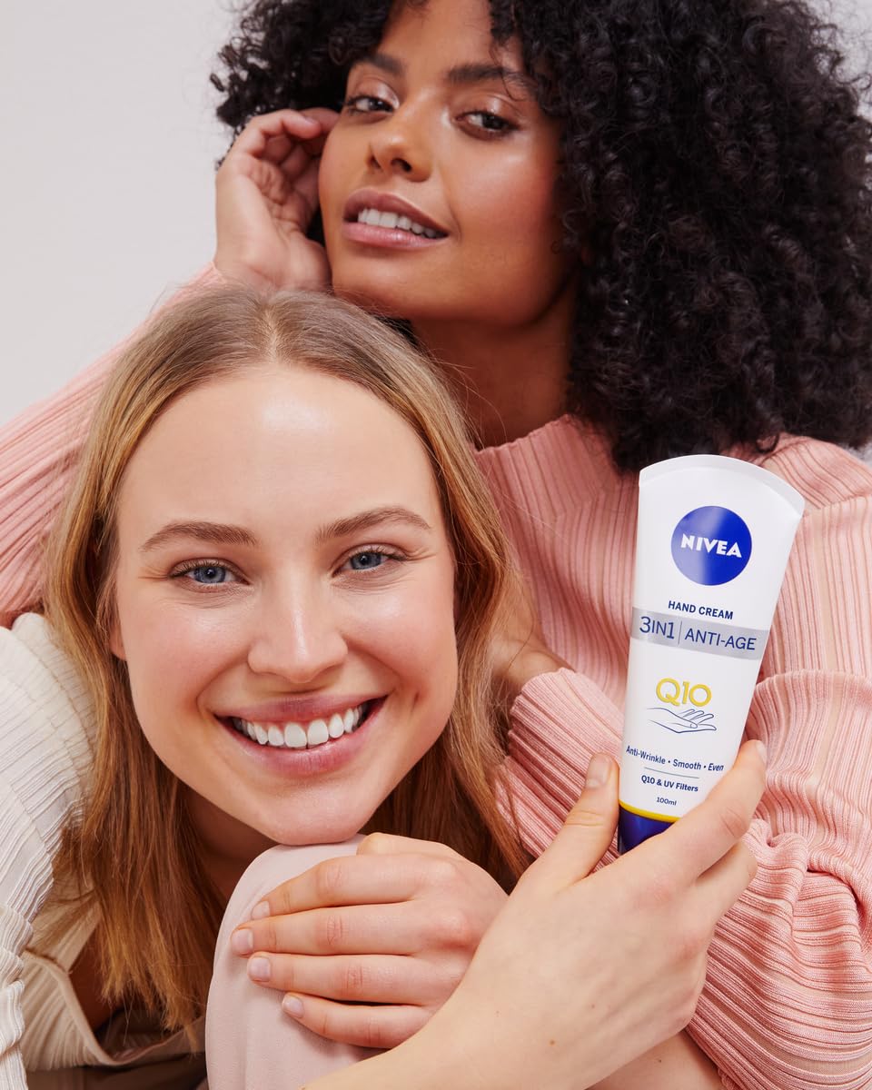 Crème Mains NIVEA Q10 posée sur table, format 100 ml.