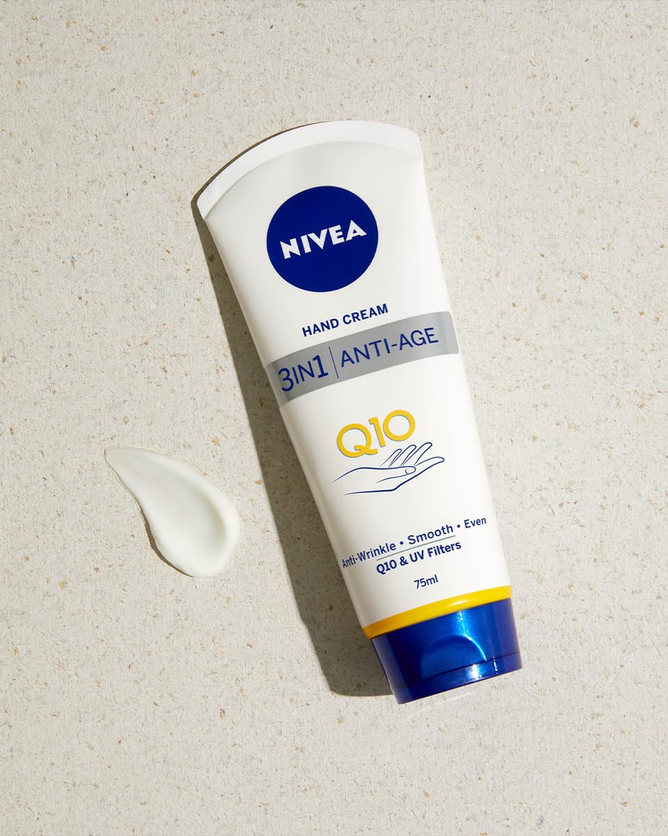 Texture crémeuse NIVEA Q10 sur doigt, application douce.