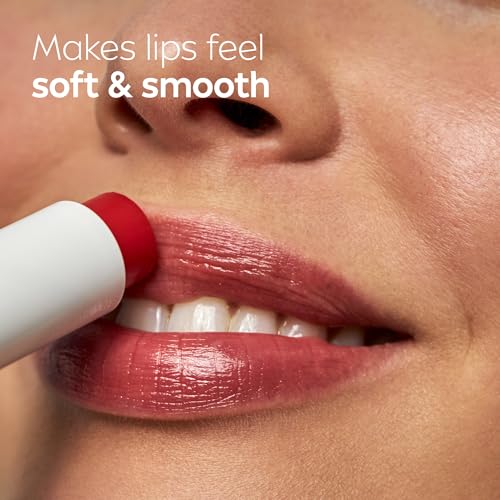 Senteur fraise et léger éclat avec le NIVEA Soin Lèvres Fraise.