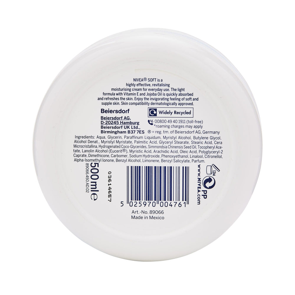 NIVEA Soft en cours dormation sur les mains, hydratation rapide