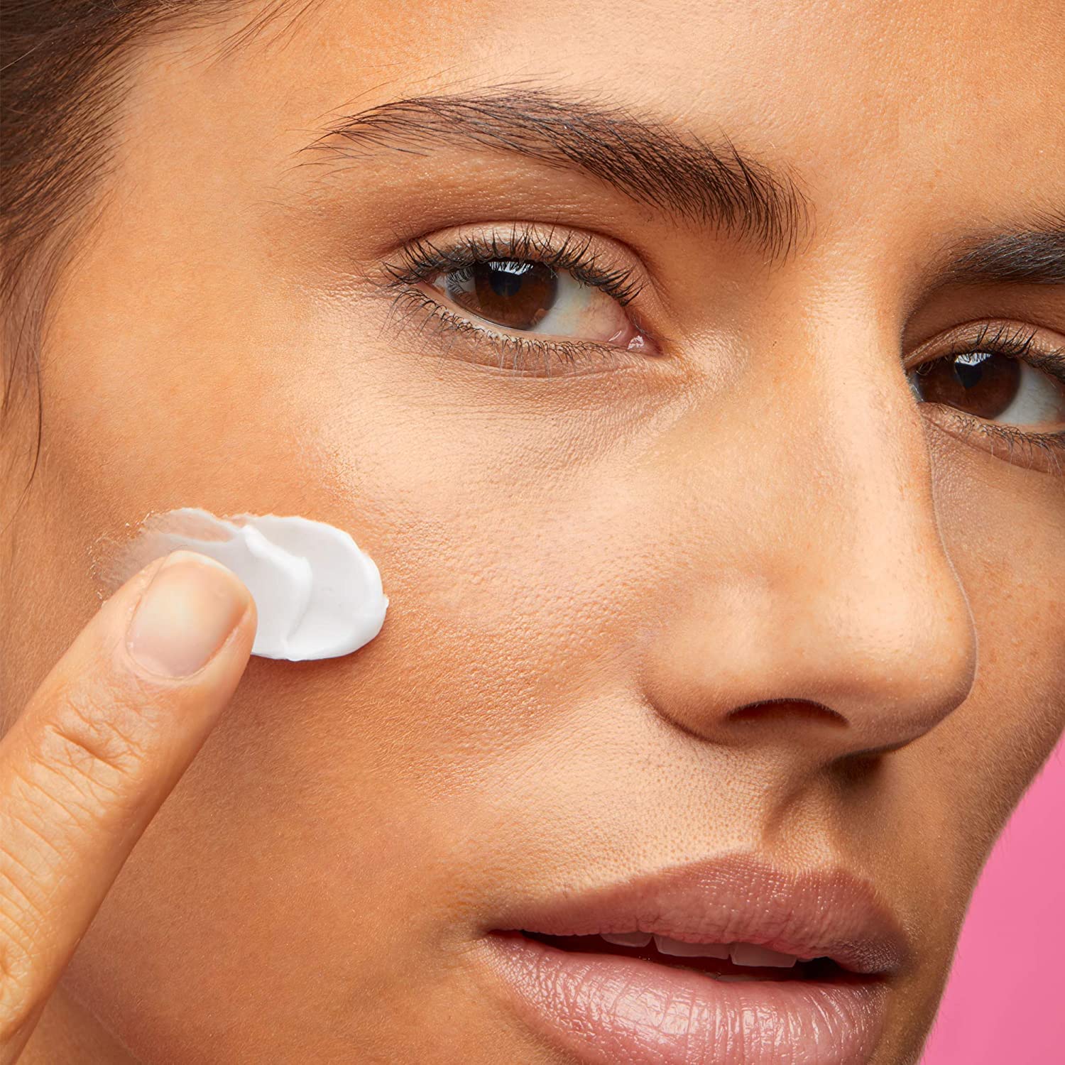 Pot en plastique à bouchon vissable NIVEA Soft, soin corporel rapide