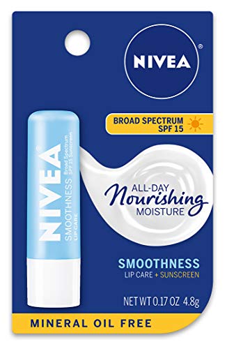 NIVEA Soin Lèvres Smoothness SPF 15 : bâton lèvres prêt à l'emploi, texture douce et nourrissante.