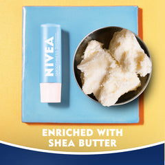 NIVEA Soin Lèvres Smoothness SPF 15 : huile de jojoba et avocat pour nourrir durablement.