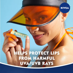 NIVEA Soin Lèvres Smoothness SPF 15 : texture crème, beurre de karité pour lèvres plus souples.