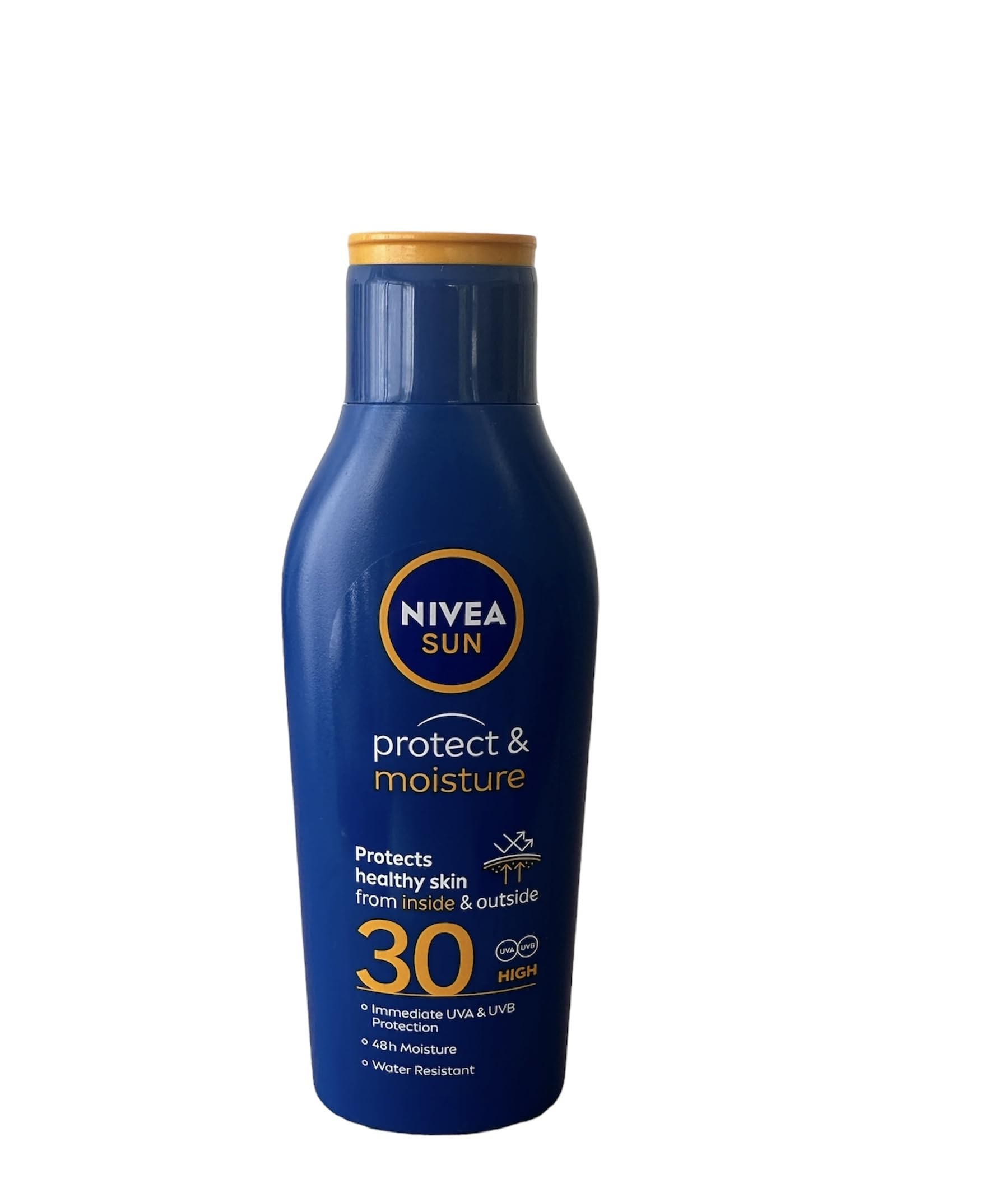 Appliquer la lotion solaire Nivea Sun pour une protection hydratante lors d'une journée au soleil.