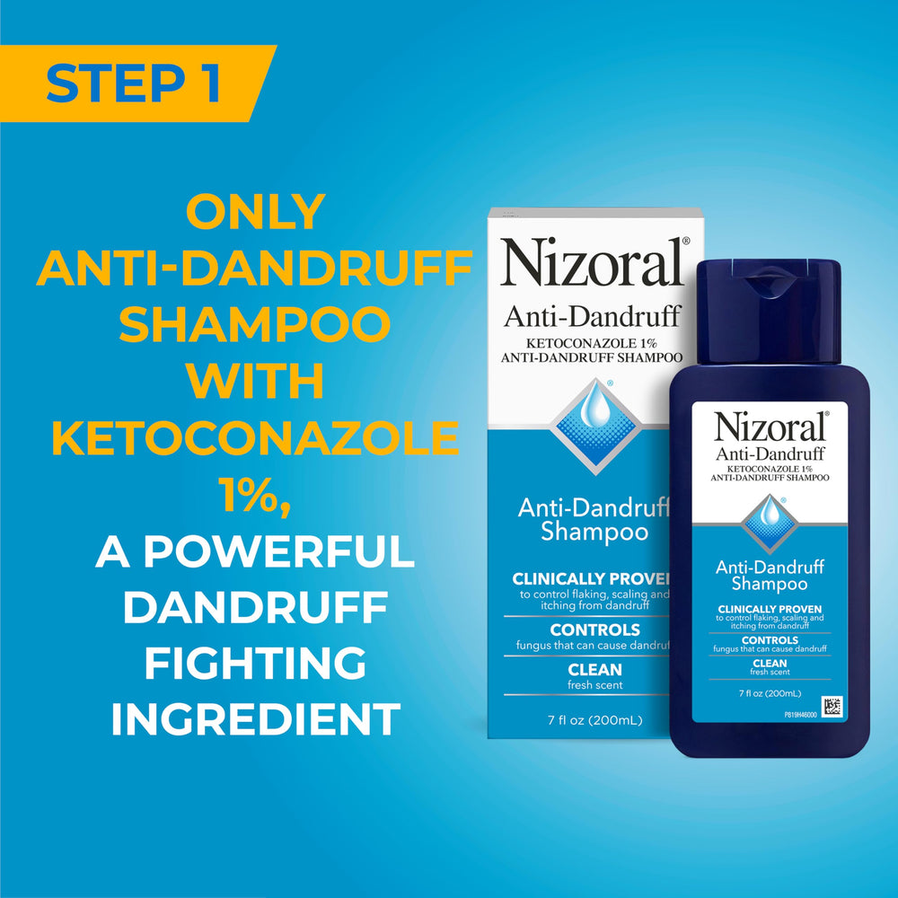 Mains appliquant le shampoing Nizoral sur les cheveux.