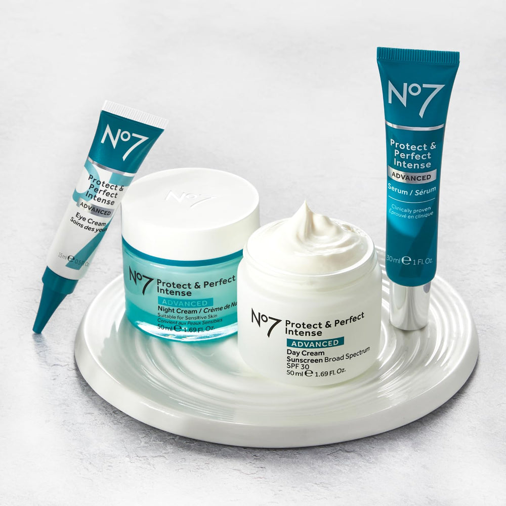 No7 actifs anti-âge fruits antioxydants et AHA pour la peau.