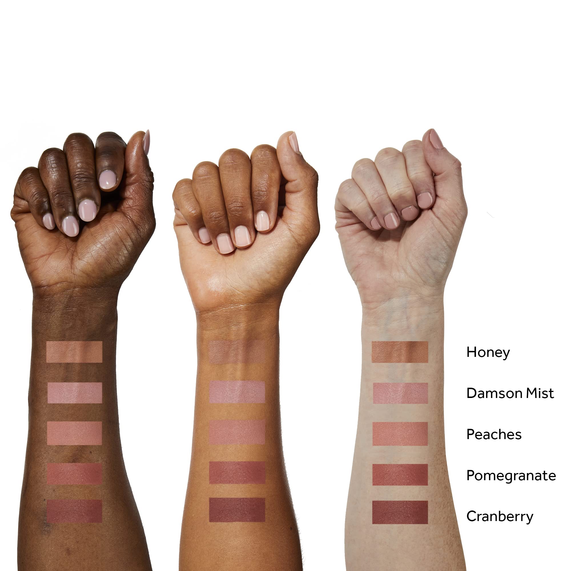 No7 blush Grenade — pinceau intégré pour une application précise.