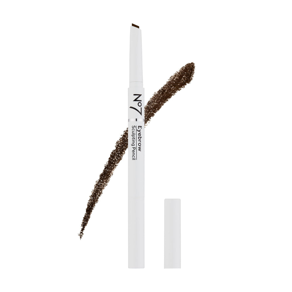 Crayon sculptant sourcils No7, pointe inclinée pour une application précise.