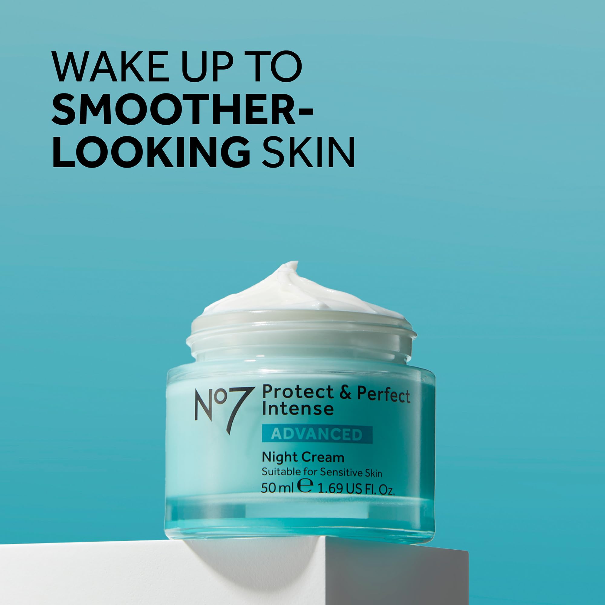 Texture riche de la crème nocturne No7 prête à nourrir la peau pendant la nuit.