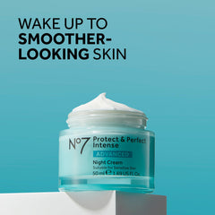 Texture riche de la crème nocturne No7 prête à nourrir la peau pendant la nuit.