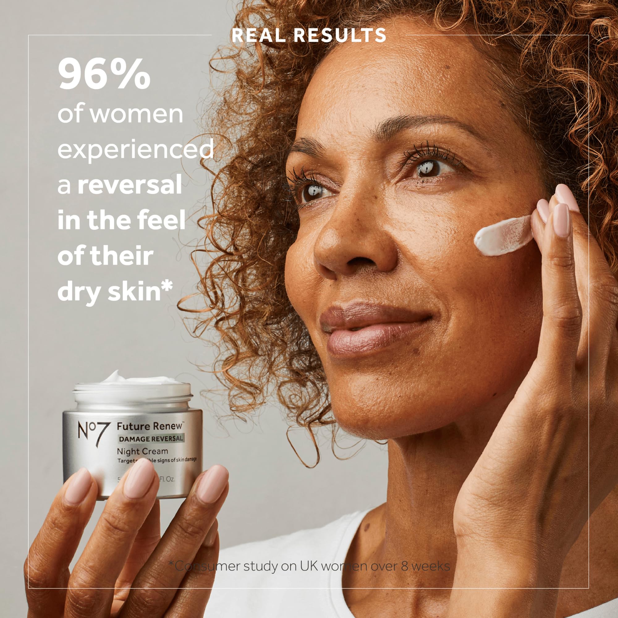 No7 Future Renew creme-nuit-texture-richesse offre une sensation réconfortante.