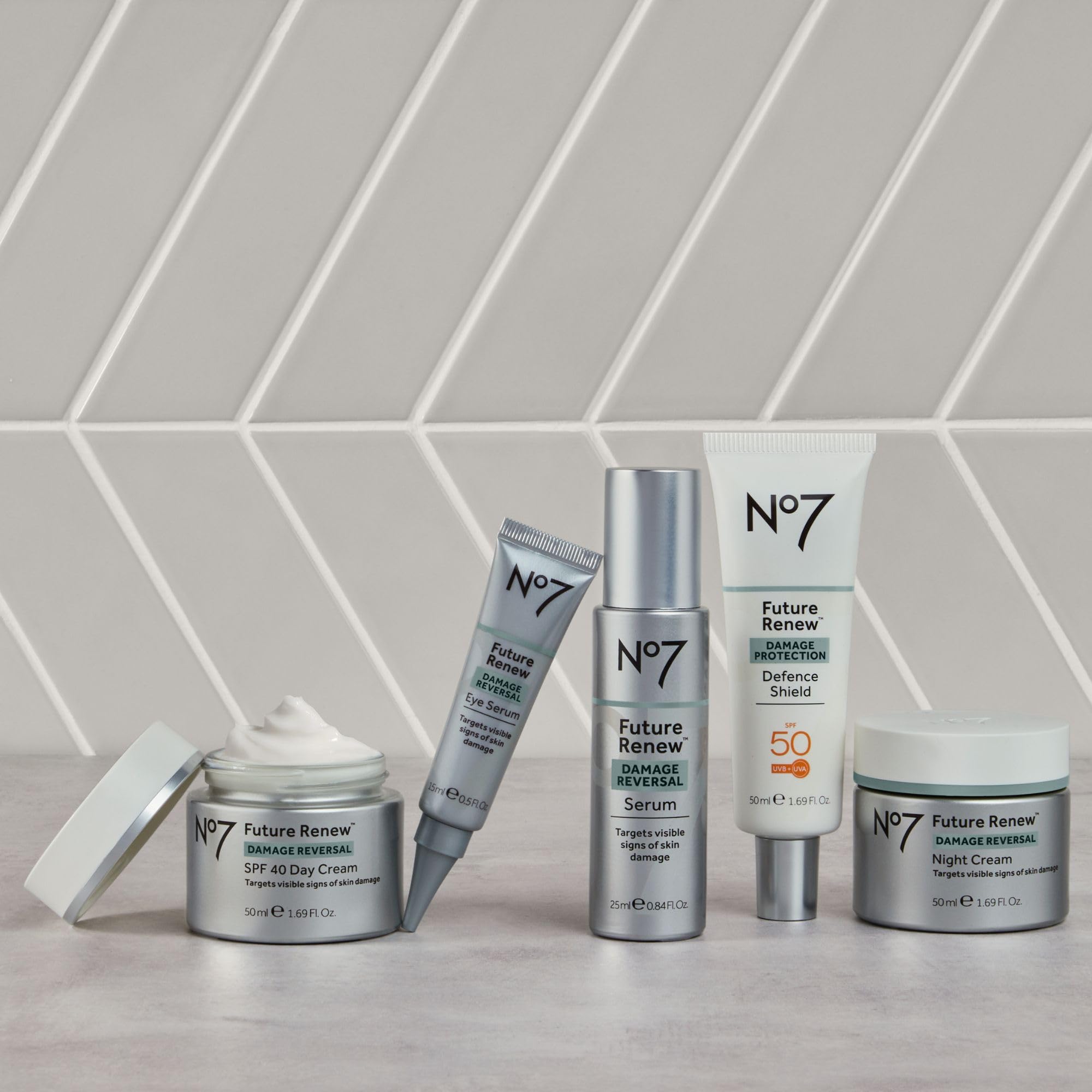 No7 Future Renew Defense Shield, flacon pratique pour retouches quotidiennes