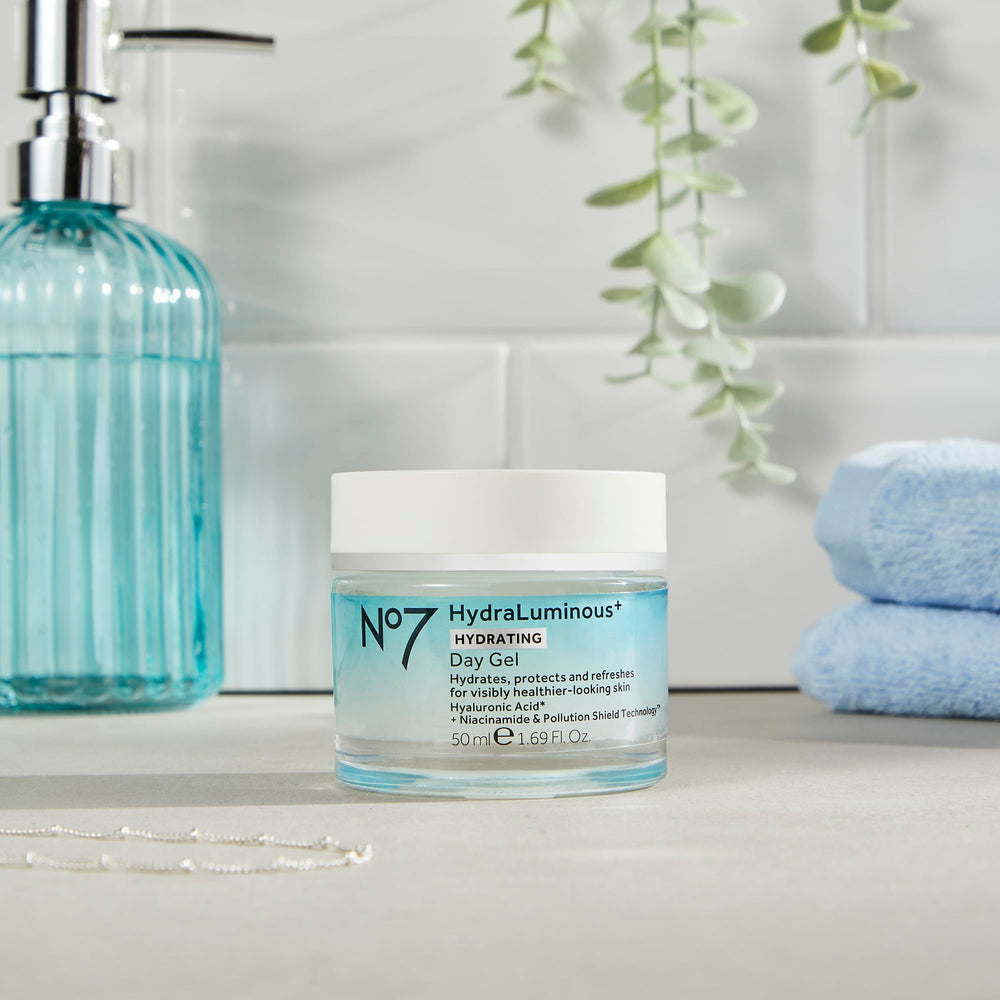 Application matin No7 HydraLuminous sur visage et cou pour démarrer la journée.