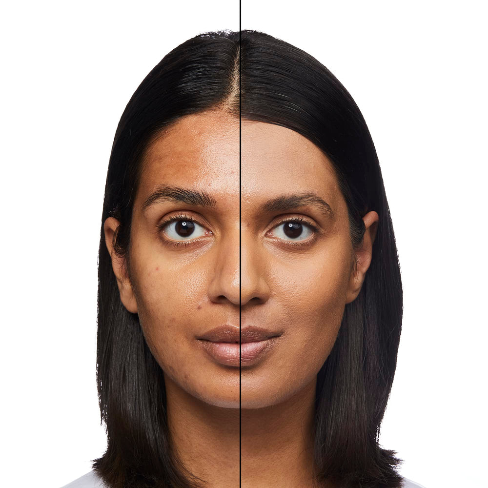 Application avec les mains du No7 HydraLuminous Skin Tint pour un teint uniforme