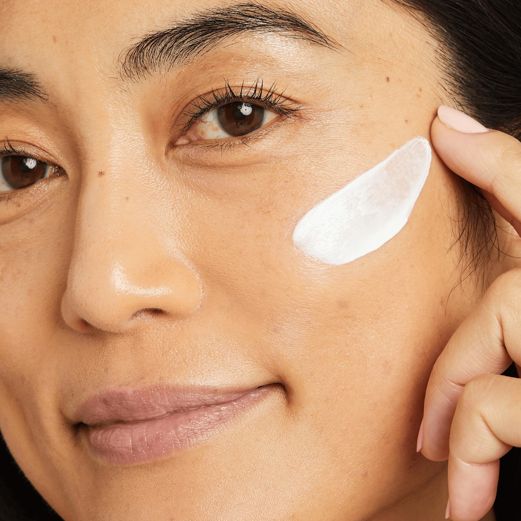 No7 Lift et Luminate — application facile sur le visage pour une peau souple.