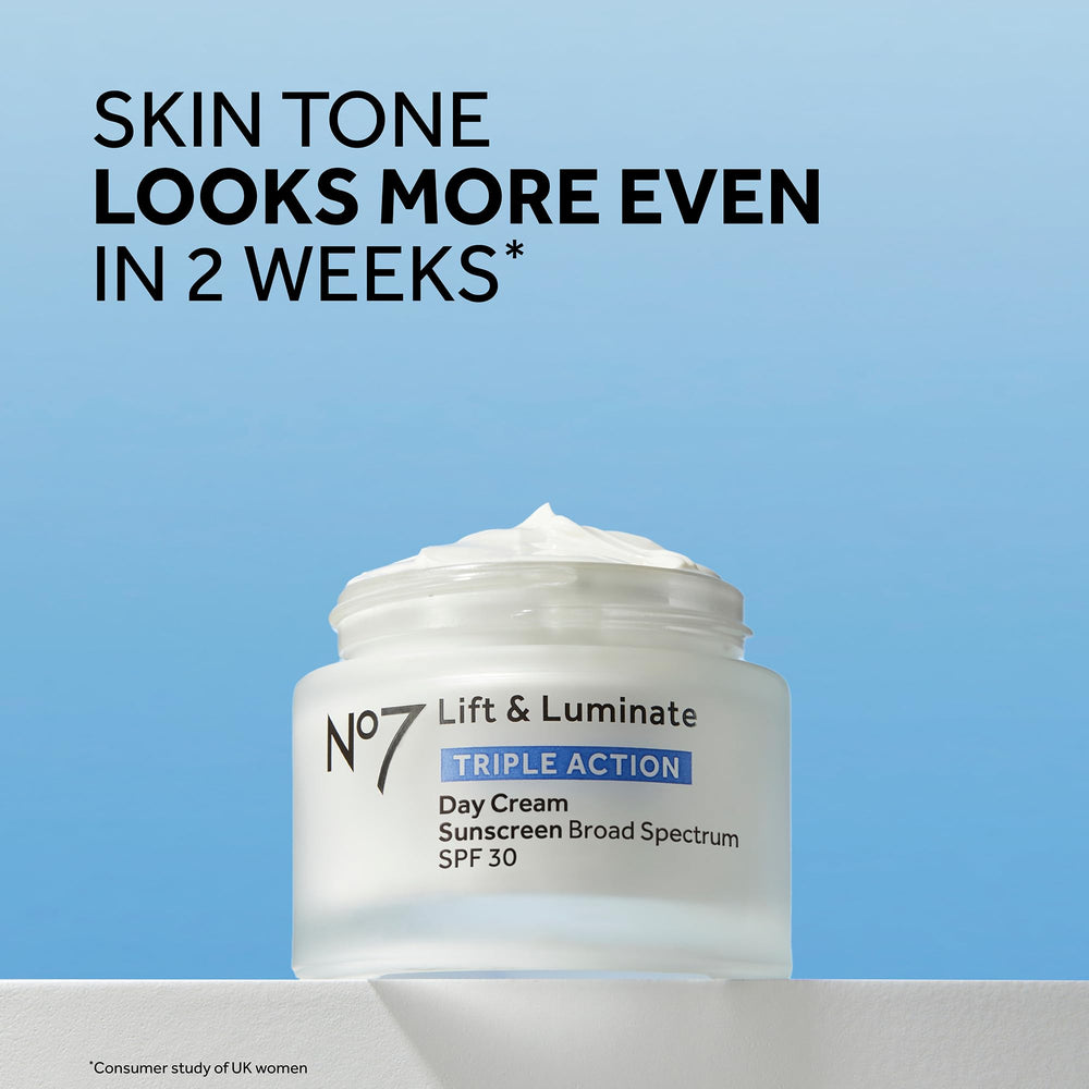 No7 Lift et Luminate — texture crème visage légère et non grasse.