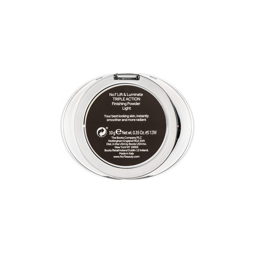 No7 Lift & Luminate: application au pinceau pour une fixation légère et durable.