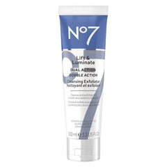 No7 Lift & Luminate – bouteille nettoyante double action pour peau plus lumineuse.