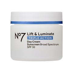 No7 Lift & Luminate en bouteille prête à l’emploi, protection SPF 30 et soin anti-âge.