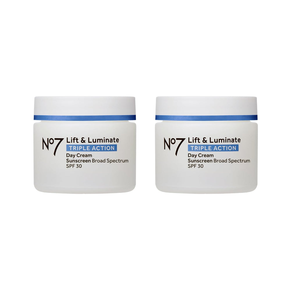 No7 Lift & Luminate, la bouteille du produit pour une hydratation anti-âge.