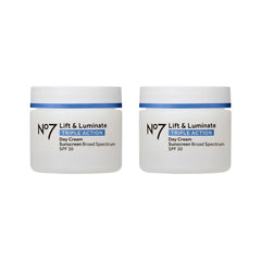 No7 Lift & Luminate, la bouteille du produit pour une hydratation anti-âge.