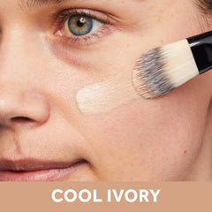 No7 Lift & Luminate : détail texture éclat pour un fini lumineux et naturel.
