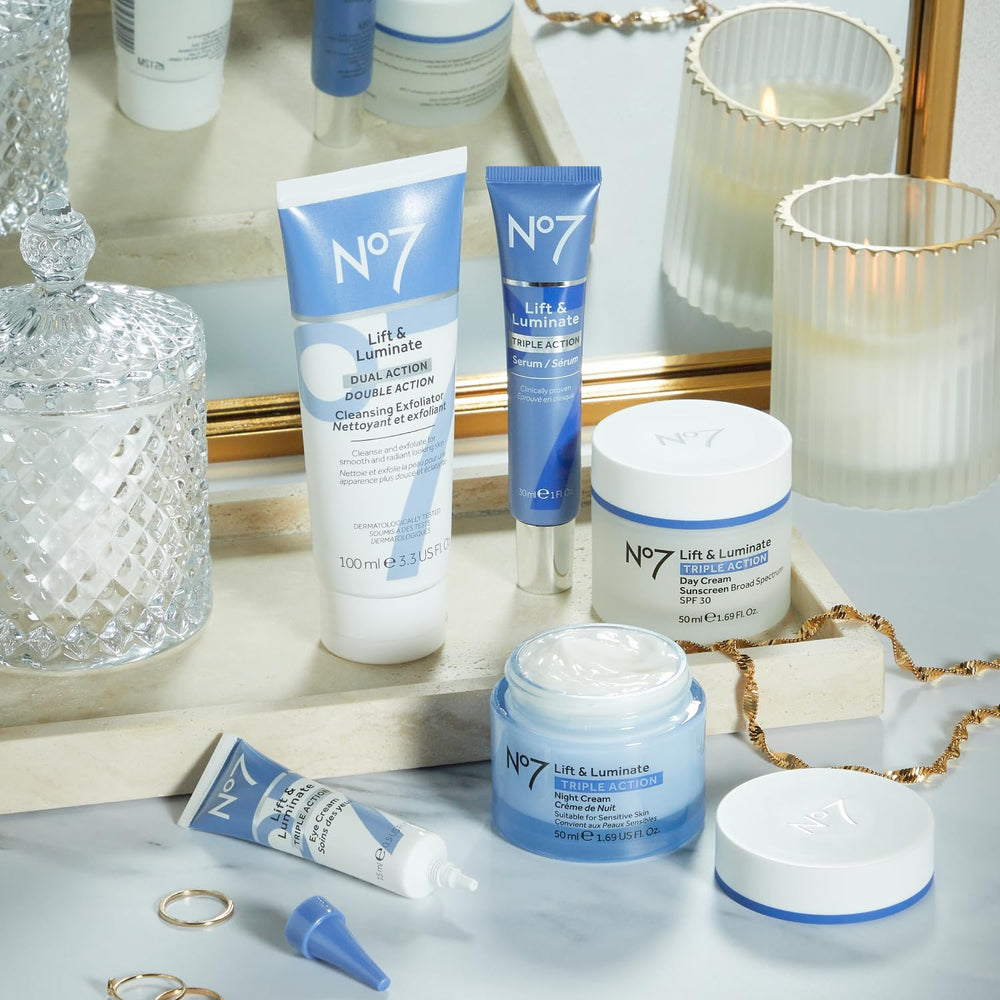 No7 Lift & Luminate – massage matin soir prépare sérum et crème.