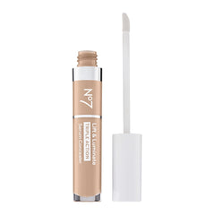 Applicateur précis No7 Lift & Luminate pour camoufler cernes et petites imperfections.