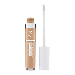 No7 Lift & Luminate, couvrance moyenne adaptée au teint moyen.