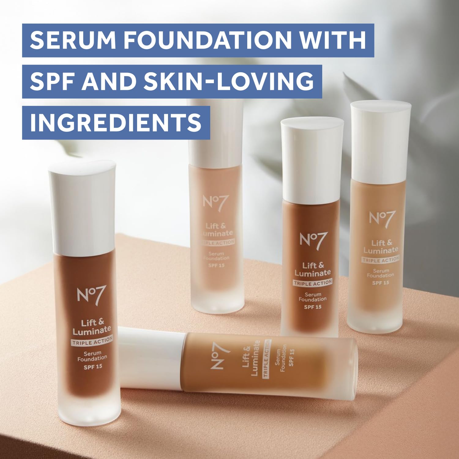 No7 Lift & Luminate, détail texture sérum hydratant et finition brillante.
