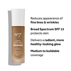 No7 Lift & Luminate, plan rapproché montrant texture lumineuse adaptée à peau mature.