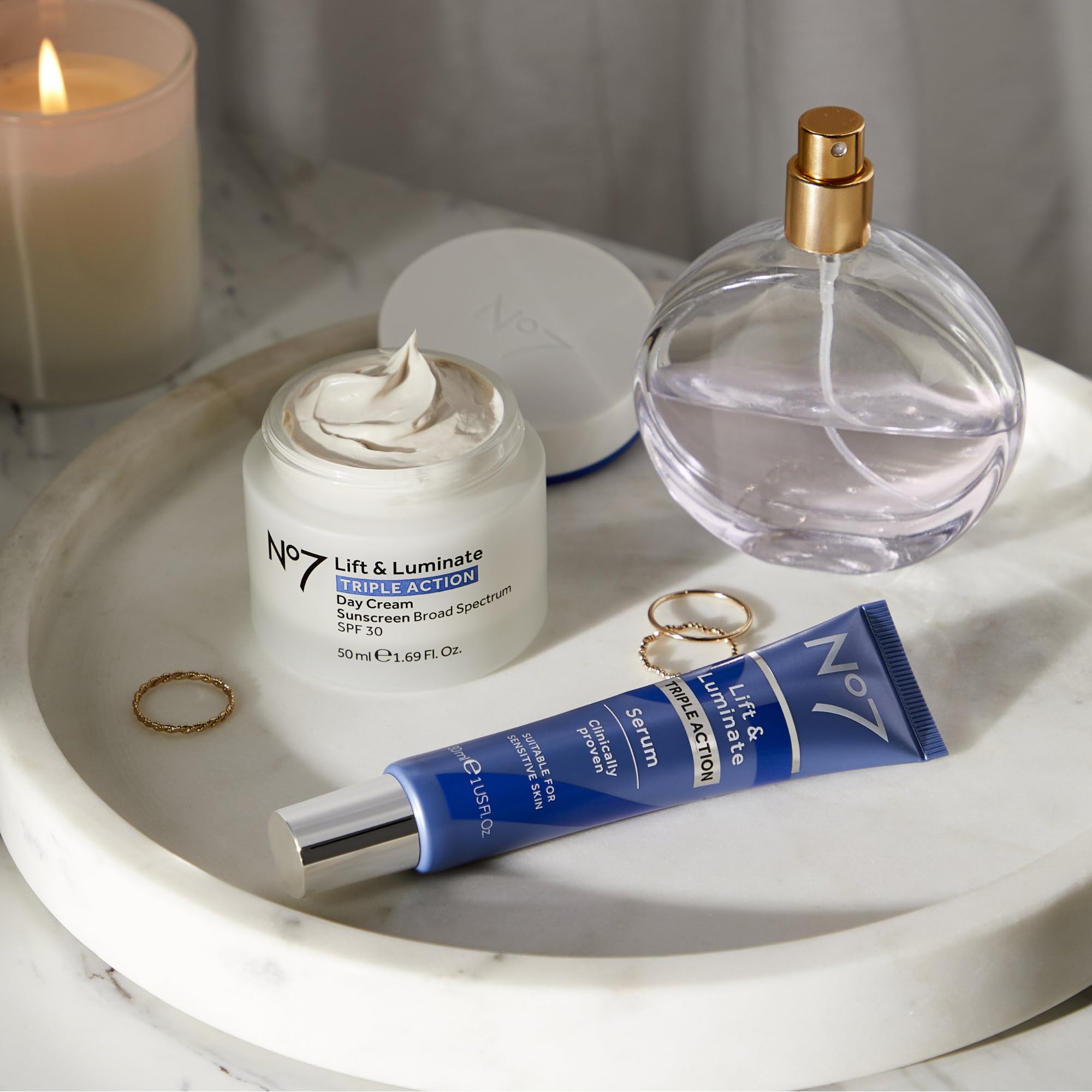 Vitamine C No7 Lift & Luminate, teint plus éclatant et uniforme.