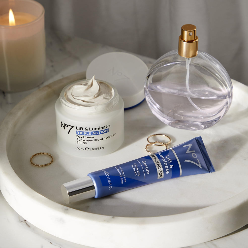 Vitamine C No7 Lift & Luminate, teint plus éclatant et uniforme.