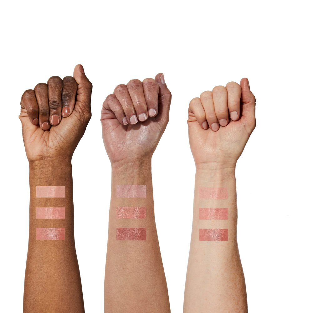 Texture crème lisse de No7 Lip & Cheek Tint qui se fond sur la peau.