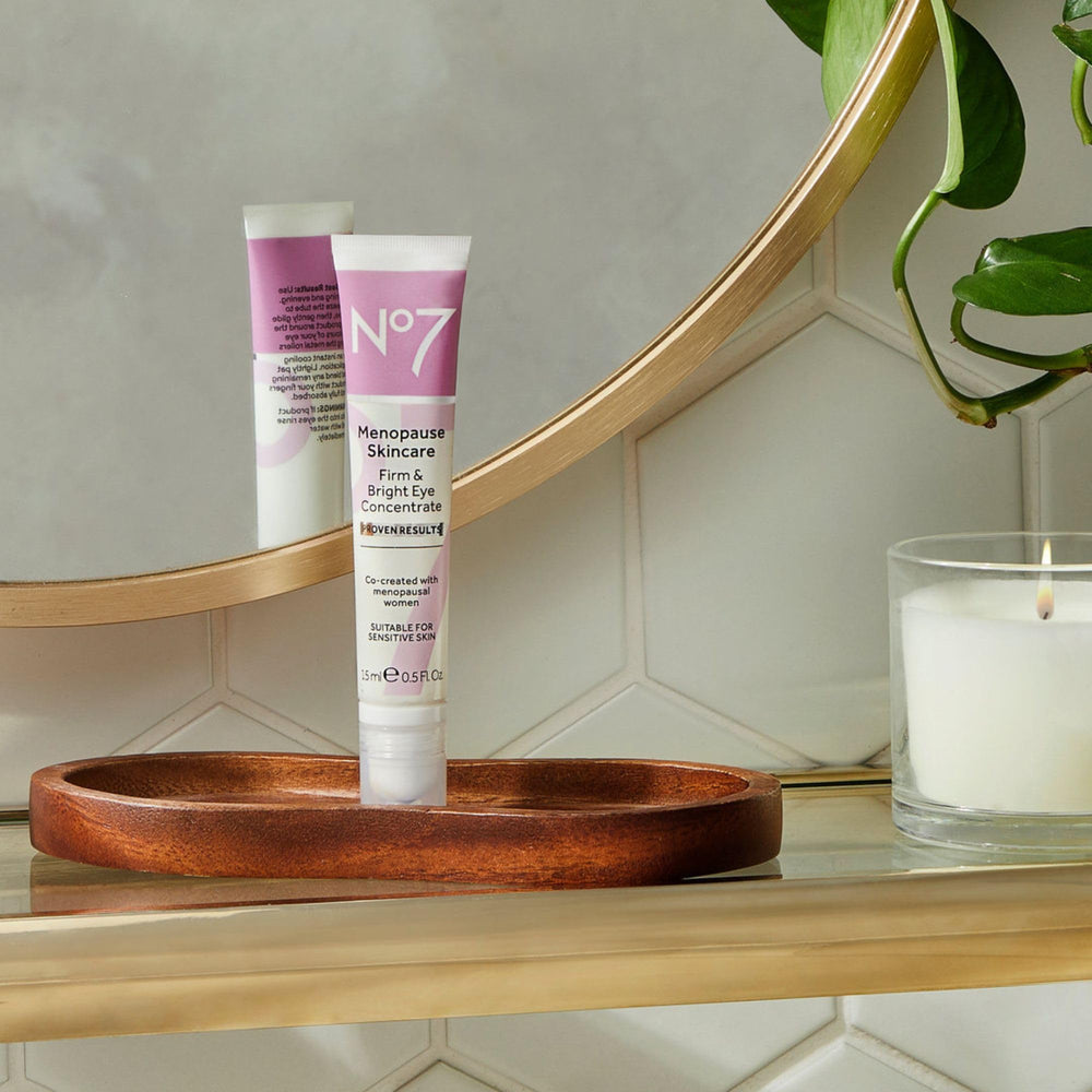 No7 Menopause Texture Creme Yeux : texture légère qui pénètre rapidement et apporte du confort.