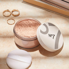 No7 Poudre Libre Hydratation Pro-Vitamine-B5 — hydrate instantanément la peau.