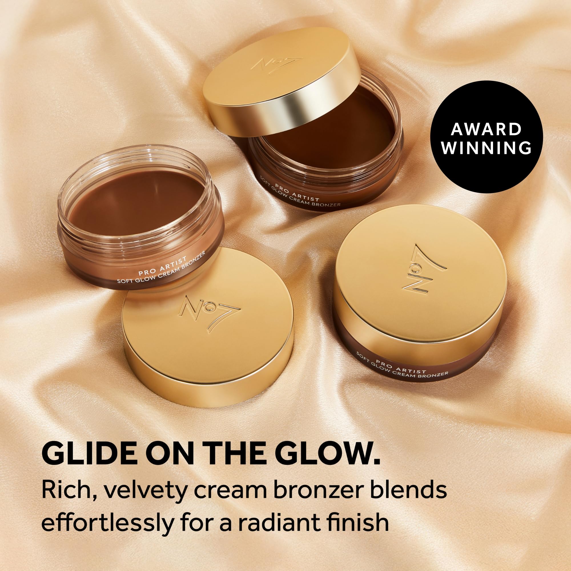 Texture crème lissante du bronzer No7 Pro Artist Soft Glow pour fusionner avec la peau.