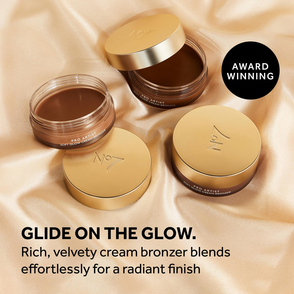 Texture crème lissante du bronzer No7 Pro Artist Soft Glow pour fusionner avec la peau.