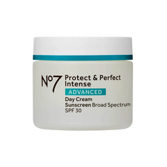 No7 Protect & Perfect: bouteille de crème visage SPF30 pour hydratation durable.
