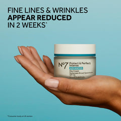 Gel/crème No7 avec acide hyaluronique pour peau hydratée et repulpée.