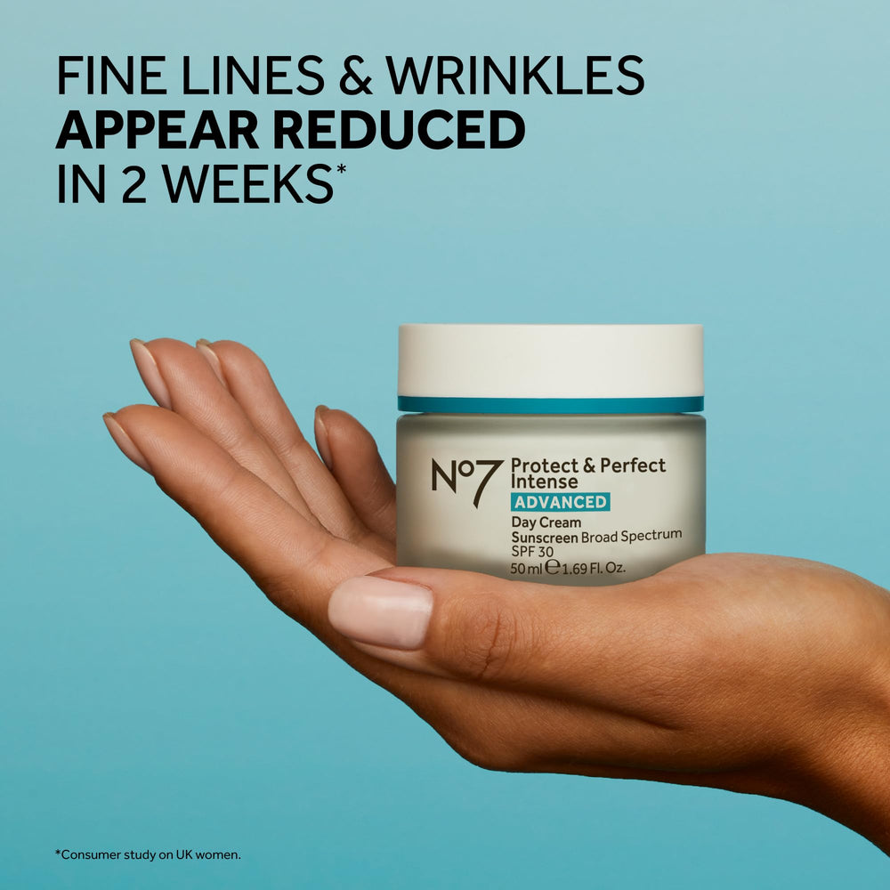 Routine jour No7: crème hydratante adaptée à la peau sensible.
