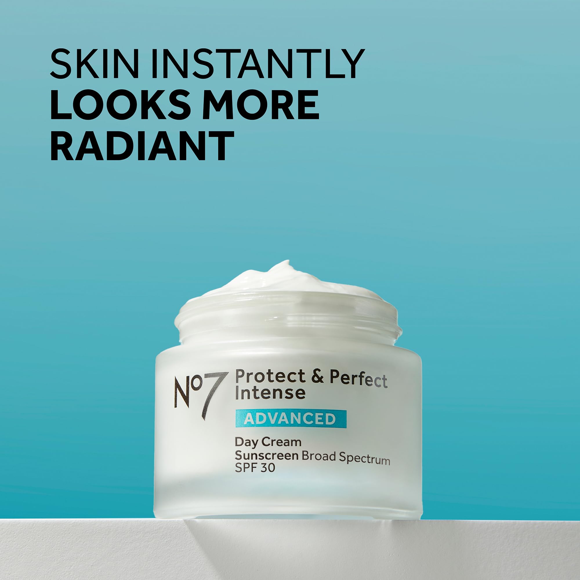 Texture onctueuse de No7 Protect & Perfect prête à l’application sur la peau.